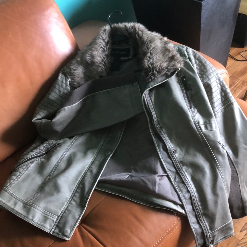 Faux leather w/ faux fur collar